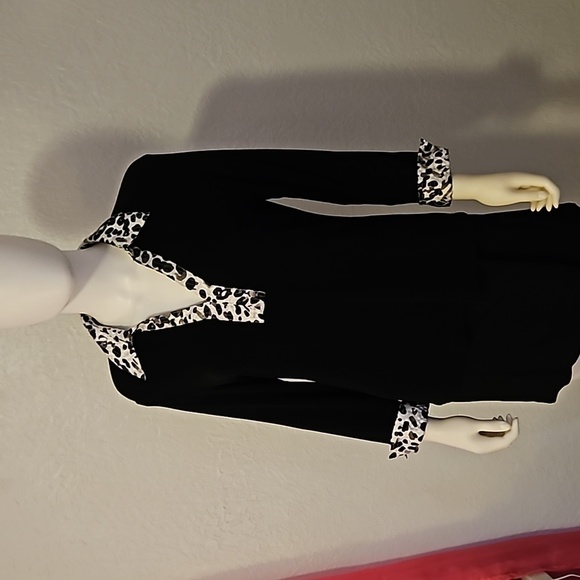 CHICO'S Monochrome Leopard Print Split Neck Bracelet Sleeve Blouse - Picture 3 of 9